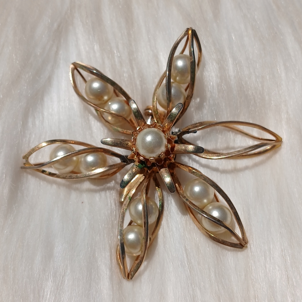 Vintage Brooch Pin Flower with Pearls Gold tone white pearls Floral Jewelry vtg